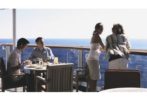 Disfrute del placer de comer al aire libre admirando el mar